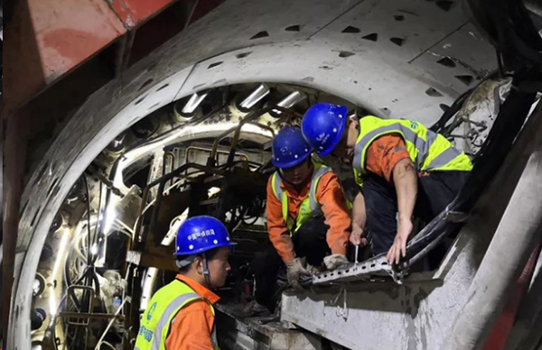 工程人員現(xiàn)場(chǎng)安裝、調(diào)試設(shè)備